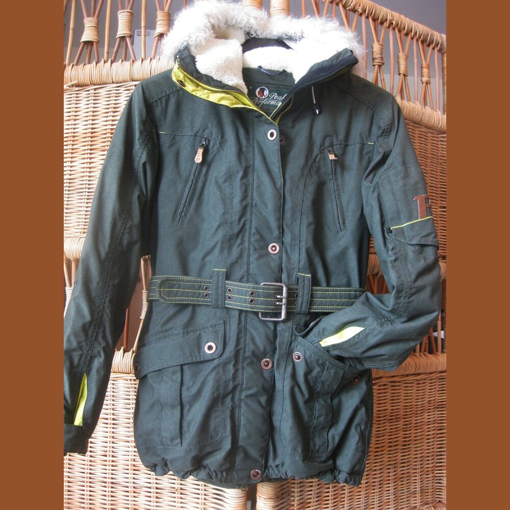 PEAK PERFORMANCE OUTDOOR JACKET DESIGNED IN SWEDEN